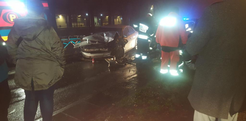 Czołowe zderzenie w Płocku. Kierowcy w szpitalu - Zdjęcie główne