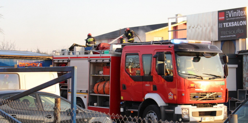 Pożar kontenera biurowego na Dobrzyńskiej. Akcja strażaków [FOTO] - Zdjęcie główne