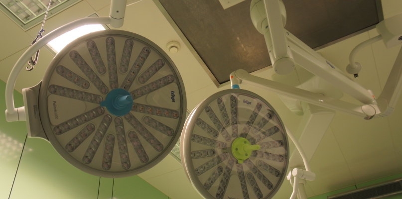 Lampy na sali operacyjnej w szpitalu za bardzo się nagrzewały - Zdjęcie główne
