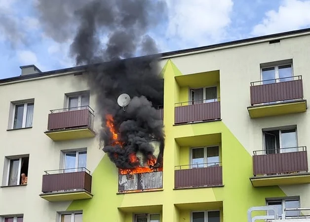 Pożar mieszkania w centrum Płocka. W akcji osiem zastępów straży [ZDJĘCIA, FILM] - Zdjęcie główne