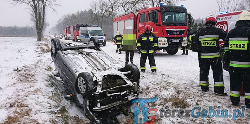 Wypadek w podpłockiej miejscowości. Poszkodowana pasażerka auta - Zdjęcie główne