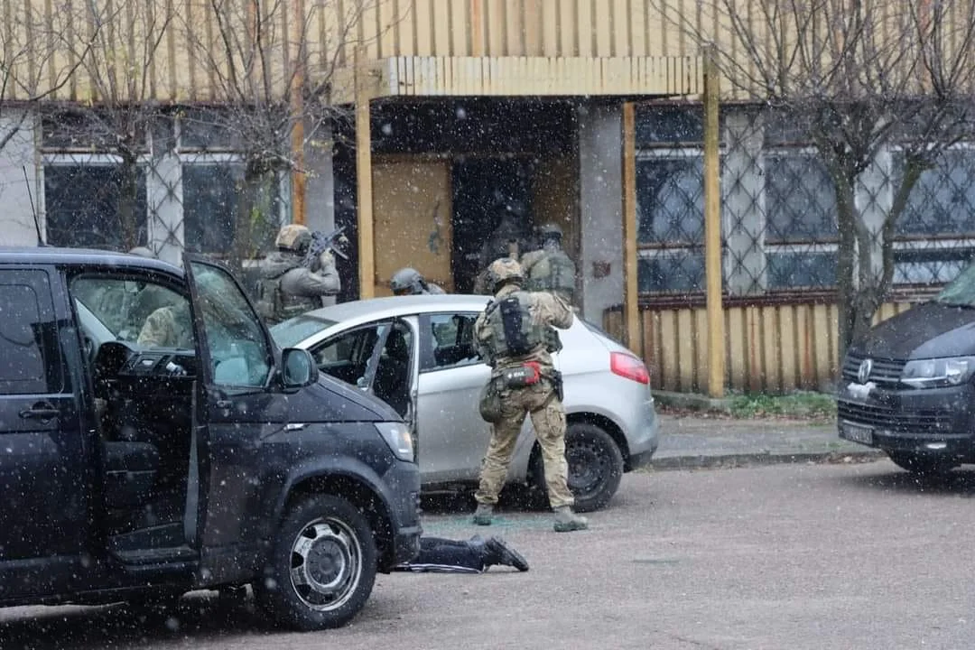 Uzbrojona grupa zajęła budynek w Płocku, wzięła 25 zakładników. Ćwiczenia płockiej policji - Zdjęcie główne
