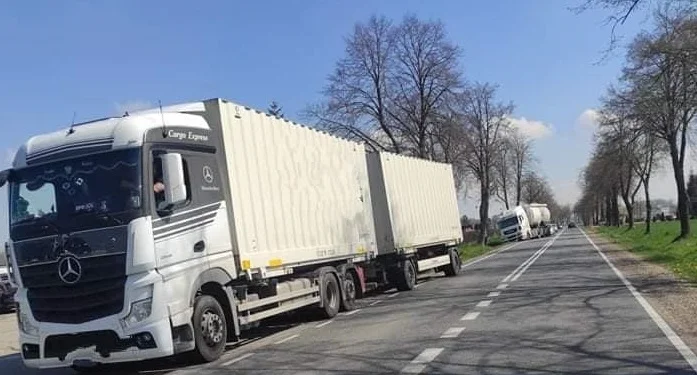 Zderzenie dwóch samochodów ciężarowych niedaleko Płocka. Są utrudnienia - Zdjęcie główne