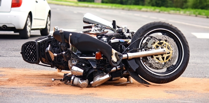 Zderzenie motocykla z mercedesem - Zdjęcie główne