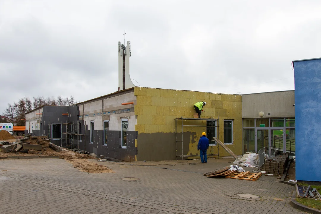 Nowa kuchnia, stołówka, sale do rehabilitacji. Trwa rozbudowa szkoły w Płocku - Zdjęcie główne