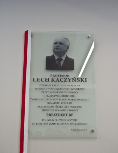 Kontrowersyjne słowo na tablicy poświęconej Lechowi Kaczyńskiemu - Zdjęcie główne