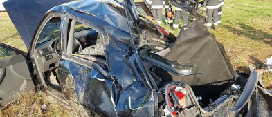 Auto leżało na boku. W środku był uwięziony mężczyzna [FOTO] - Zdjęcie główne