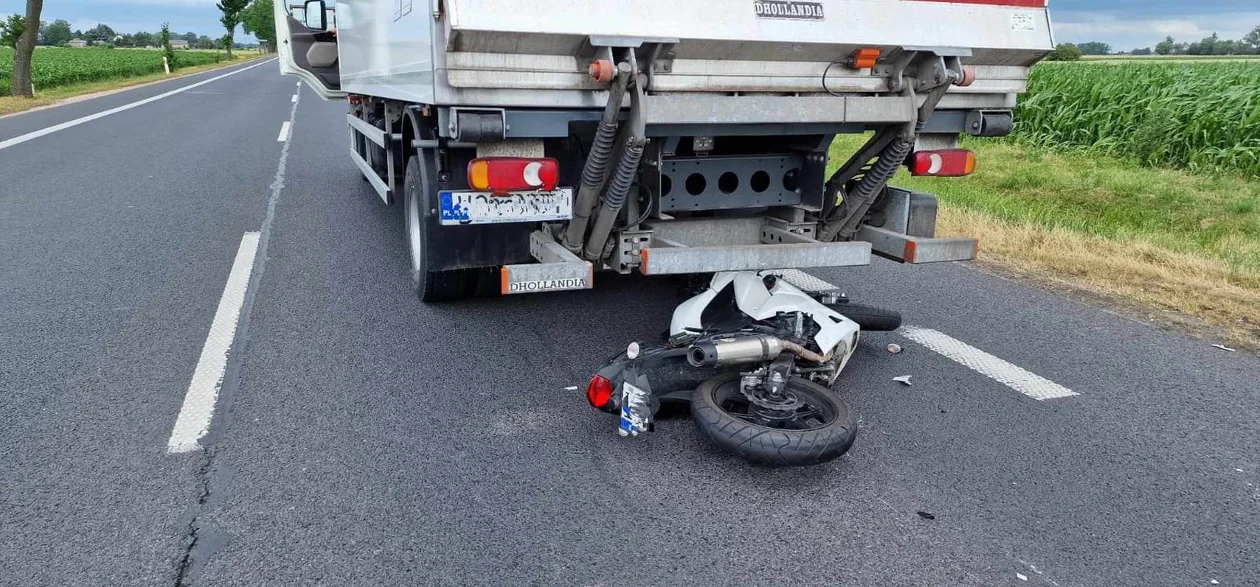 Poważny wypadek na krajowej 10. Młody motocyklista ranny - Zdjęcie główne