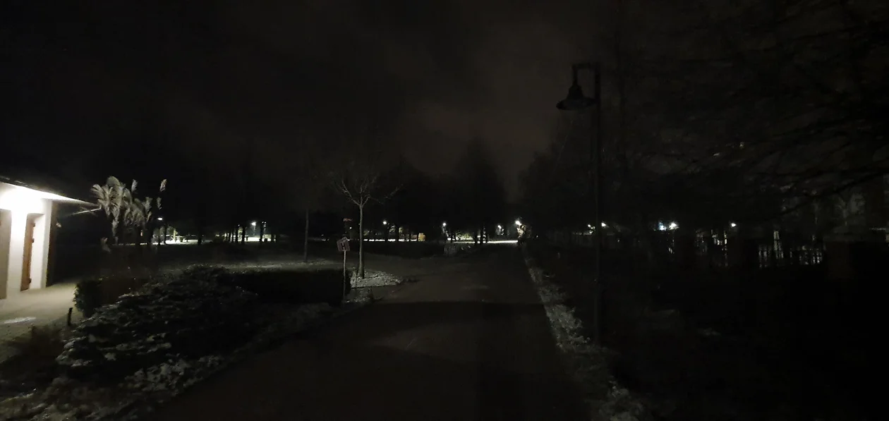 Awaria oświetlenia w parku. Czytelnik: strach iść na spacer po zmroku - Zdjęcie główne