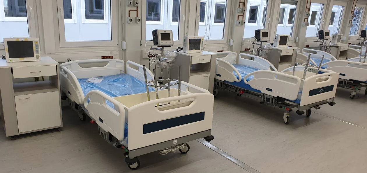 Szpital tymczasowy gotowy do powiększenia. Ostatniej doby w Płocku zmarły 4 osoby z Covid-19  - Zdjęcie główne