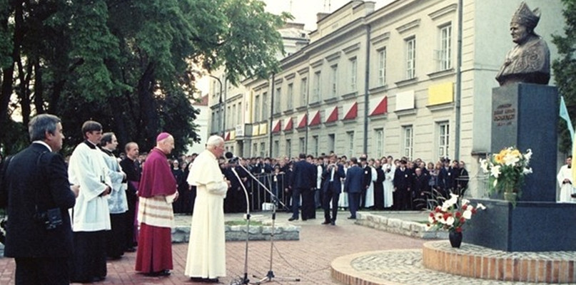 Upamiętnią pobyt papieża Jana Pawła II w Płocku  - Zdjęcie główne
