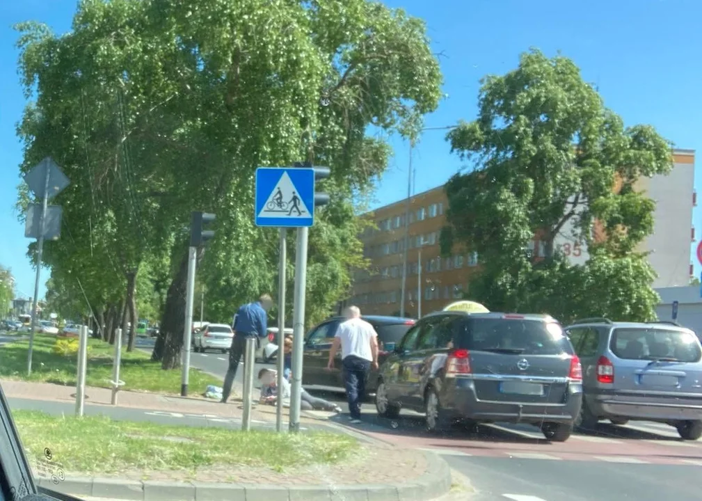 Zdarzenie w centrum Płocka. Kierowca taksówki potrącił kobietę na pasach - Zdjęcie główne