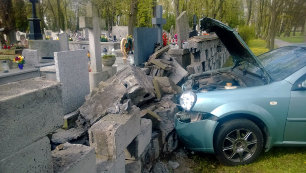 Auto wbiło się w mur cmentarza [FOTO] - Zdjęcie główne