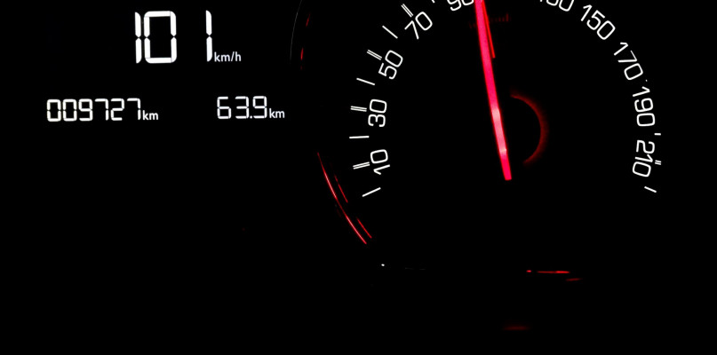 Pomylił tor z drogą. 136 km/h w terenie zabudowanym - Zdjęcie główne