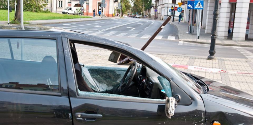 Nietrzeźwa 17-latka za kierownicą. Auto dachowało w centrum miasta [FOTO] - Zdjęcie główne