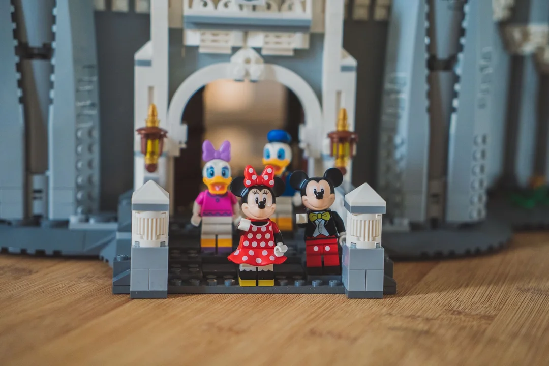 Sprawdź, jak w prosty sposób przenieść bajkowy świat do swojego domu! Poznaj LEGO Disney - Zdjęcie główne