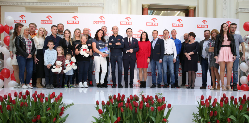 Robert Kubica wręczył kolejne samochody szczęśliwcom. Loteria ORLENU trwa  - Zdjęcie główne