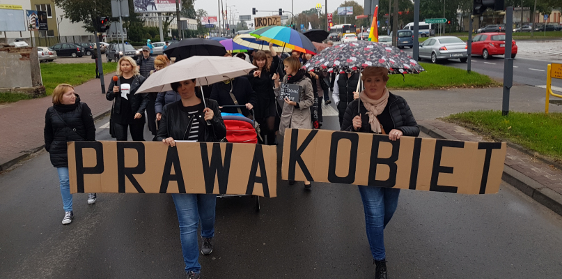 Czarny Protest w Płocku. "Wara politycy od mojej macicy" [FOTO, WIDEO] - Zdjęcie główne