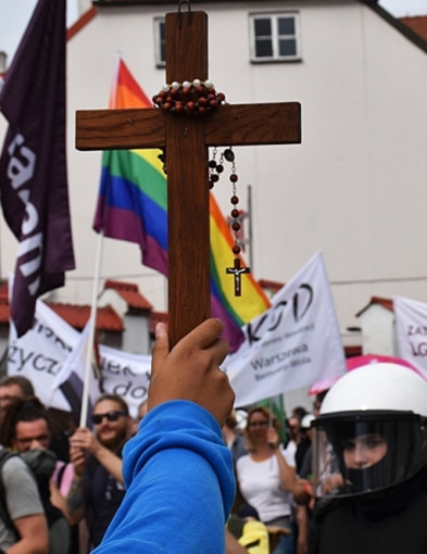 Stanął z uniesionym krzyżem na trasie Marszu Równości - Zdjęcie główne