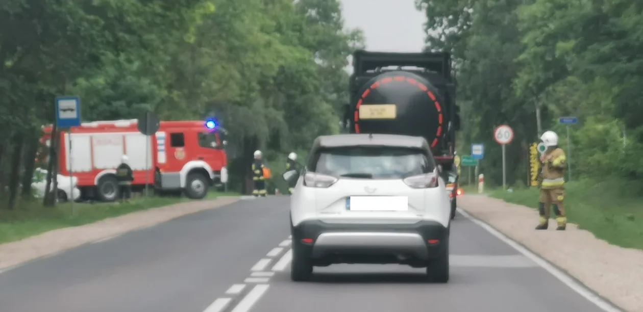 Zderzenie dwóch aut osobowych na wylocie z Płocka - Zdjęcie główne