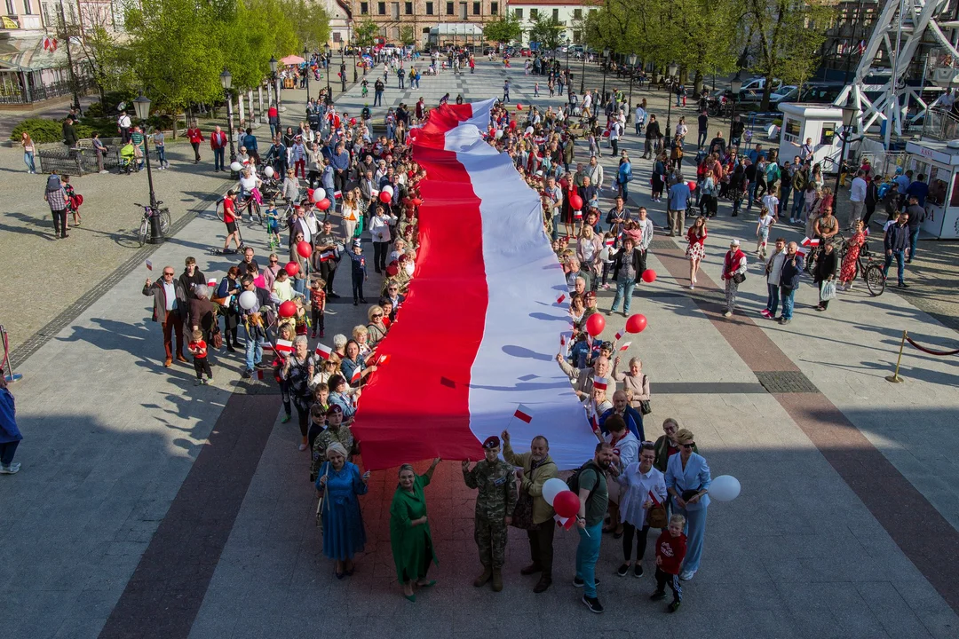 Kilkudziesięciometrowa Biało-Czerwona przeszła ulicami miasta. Święto flagi w Płocku [ZDJĘCIA] - Zdjęcie główne