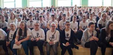 Cała szkoła ubrała się w jednakowe koszulki - Zdjęcie główne