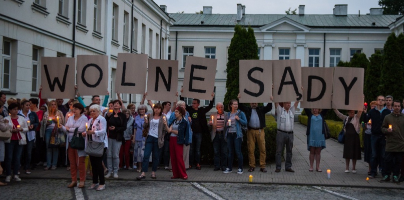 Protest przed płockimi sądami. Utworzyli łańcuch światła [FOTO, WIDEO] - Zdjęcie główne
