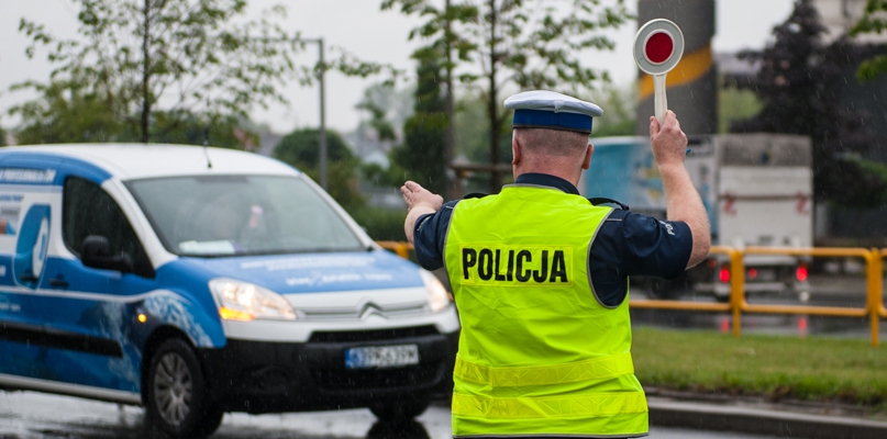Policjanci z ukrycia kontrolują na Kazimierza Wielkiego. Czy to legalne? [WIDEO] - Zdjęcie główne