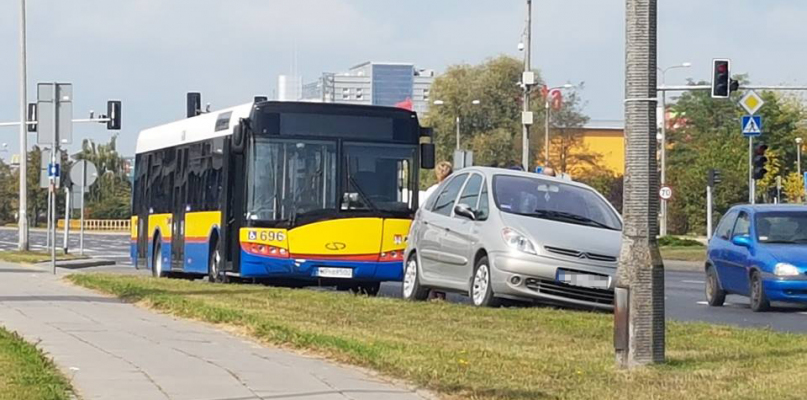 Stłuczka osobówki z autobusem Komunikacji Miejskiej - Zdjęcie główne