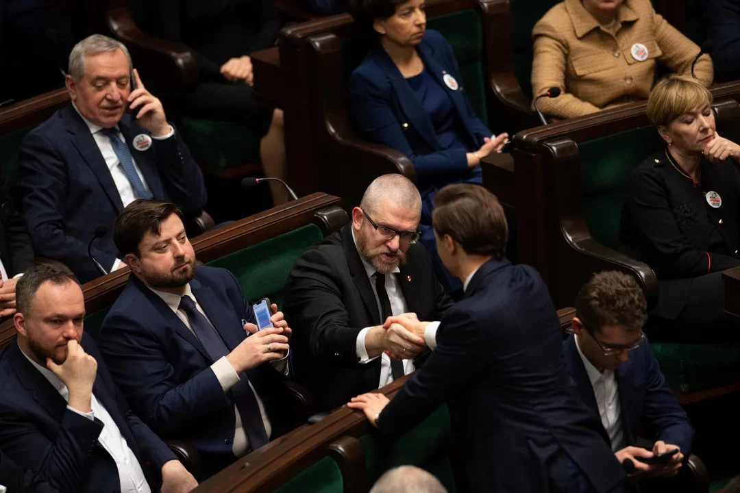 "Sąd" nad posłami Konfederacji. Wicemarszałek Bosak dalej na stanowisku, Braun pozbawiony immunitetu - Zdjęcie główne