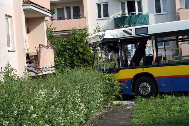 Wypadek autobusu: kierowca opuścił szpital - Zdjęcie główne