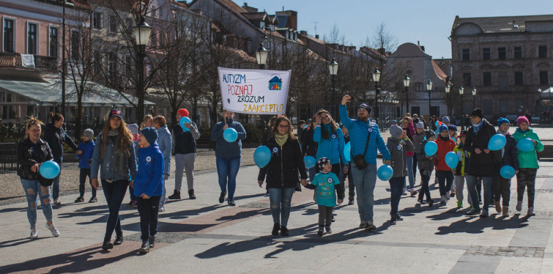 Światowy dzień autyzmu. Młodzi płocczanie spacerowali na starówce [FOTO] - Zdjęcie główne