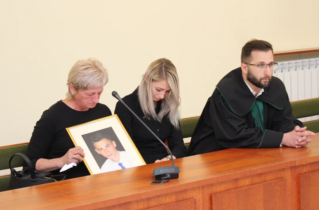 Wyrok w sprawie zabójstwa 20-letniego Rafała Cybarta. Trzej sprawcy skazani na dożywocie [WIDEO] - Zdjęcie główne