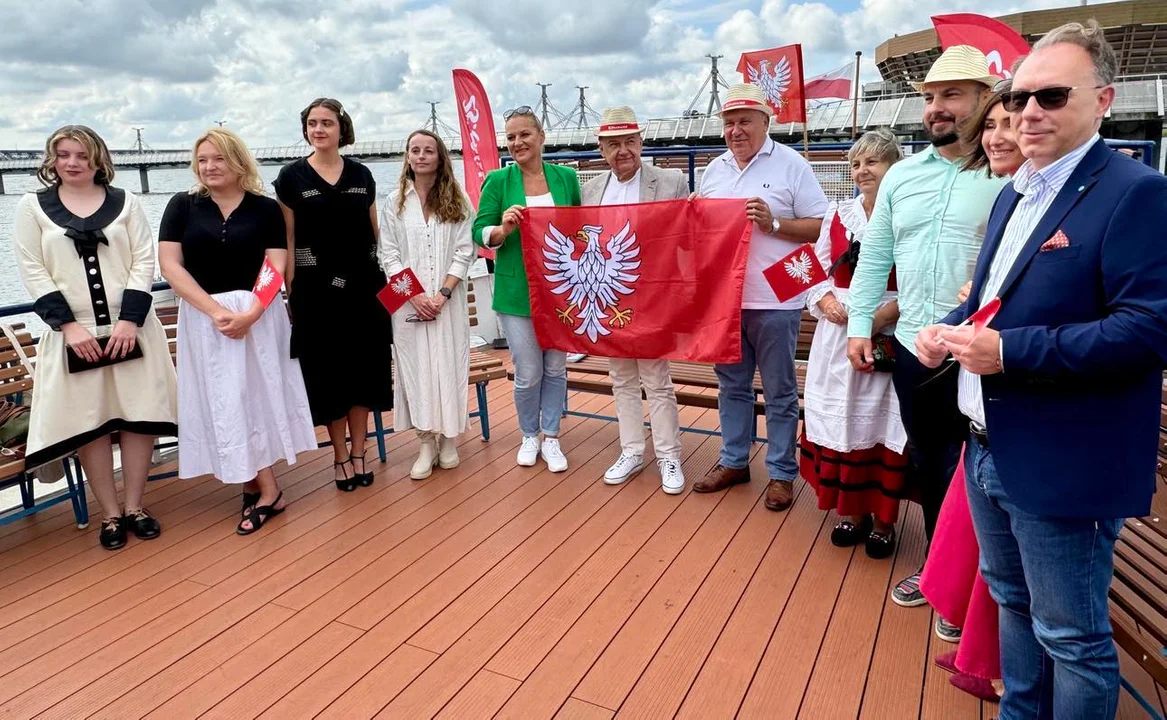 Zachęcali do odpoczynku na Mazowszu albo...pod mazowiecką flagą. To może się opłacić! - Zdjęcie główne