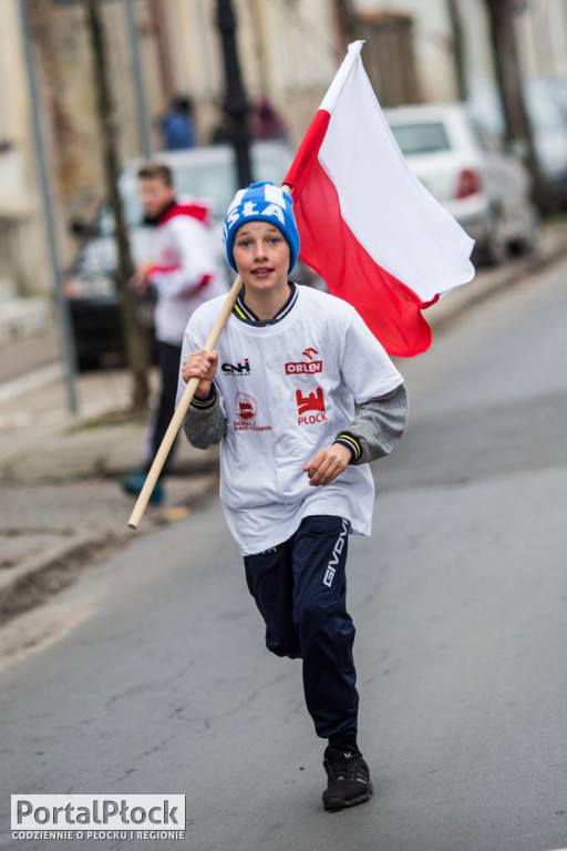 Biegli z flagami ulicami Płocka - Zdjęcie główne