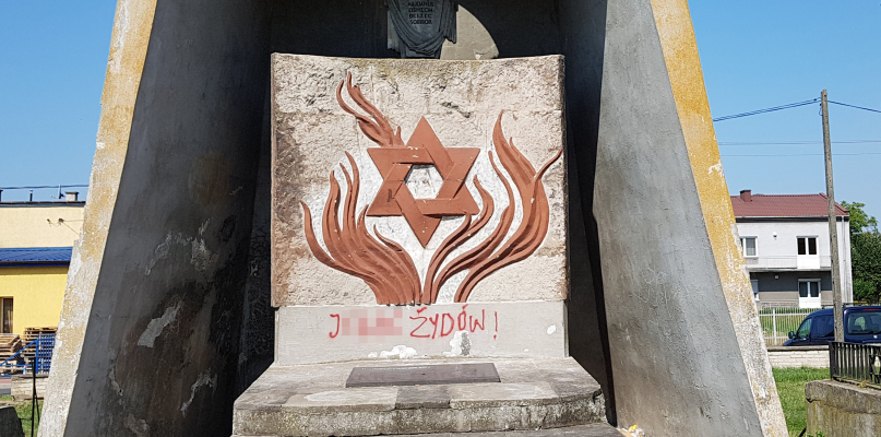 Wulgarny napis na pomniku upamiętniającym Żydów [FOTO] - Zdjęcie główne
