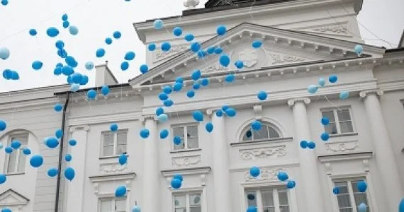 Światowy Dzień Świadomości Autyzmu w Płocku. Ratusz rozświetli się na niebiesko - Zdjęcie główne