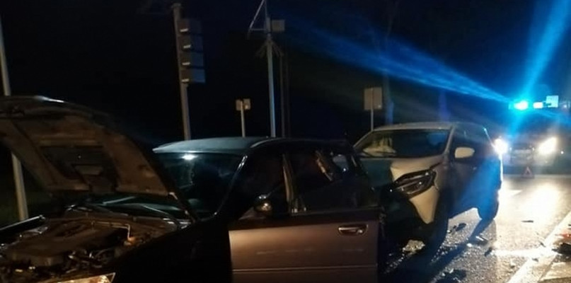 Nocne zderzenie trzech samochodów - Zdjęcie główne