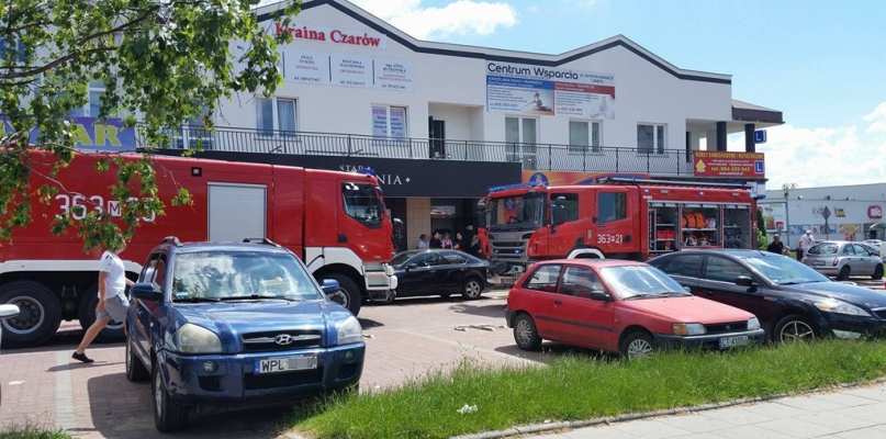 Wozy strażackie na Podolszycach. Ewakuowano obsługę ze sklepów - Zdjęcie główne