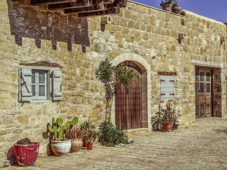 Dom w stylu śródziemnomorskim, czyli krótko o zaletach lekkiego kamienia elewacyjnego - Zdjęcie główne