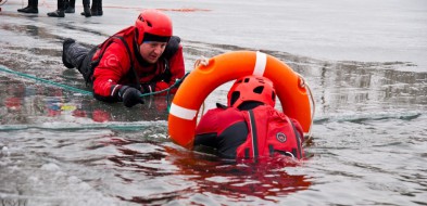 Ratownicy wyciągali ludzi z lodowatej wody [FOTO] - Zdjęcie główne