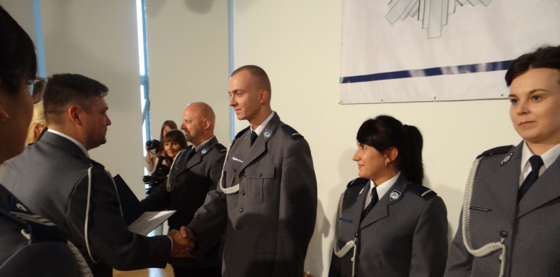 Policjanci obchodzą dziś swoje święto. Były awanse i odznaczenia - Zdjęcie główne