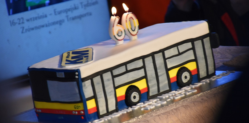 Autobusy przystroili w chorągiewki, pasażerów częstują słodyczami. Trwa urodzinowa feta [FOTO] - Zdjęcie główne