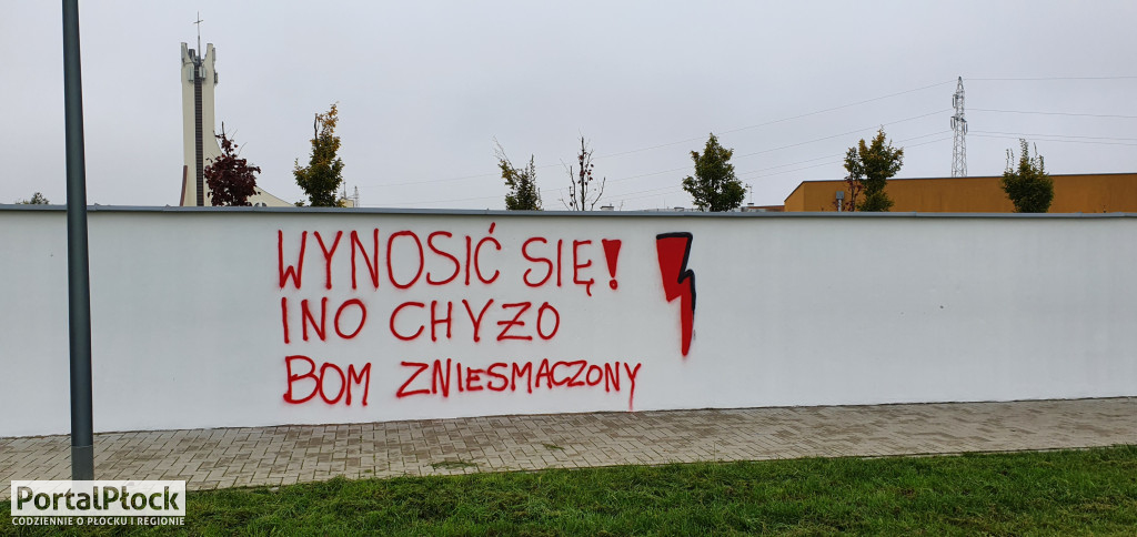 Dewastacja muru na osiedlu Wyszogrodzka - Zdjęcie główne