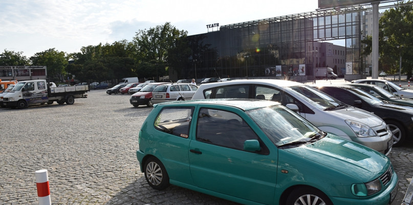 Uwaga! Ograniczenia w parkowaniu na placu przed teatrem - Zdjęcie główne
