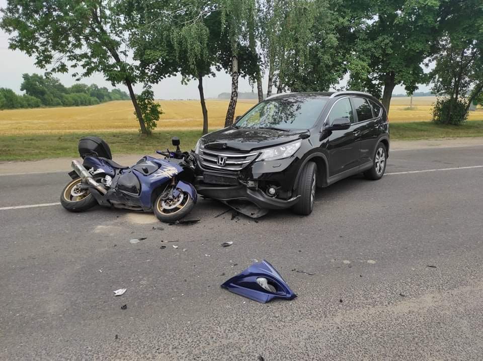 Zderzenie osobówki z motocyklem. Jedna osoba trafiła do szpitala [ZDJĘCIA] - Zdjęcie główne
