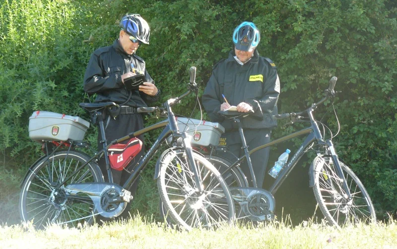 Straż miejska na rowerach. Municypalni patrolują miasto na jednośladach - Zdjęcie główne