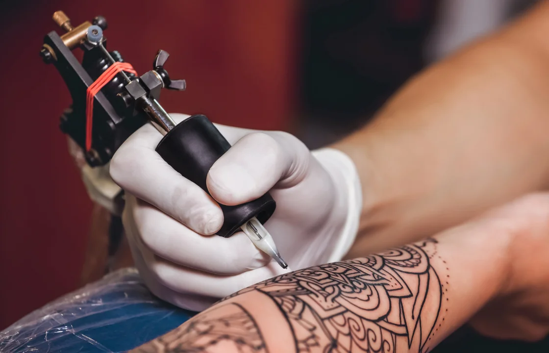 Tatuaże i ich wpływ na osobisty wizerunek - Zdjęcie główne