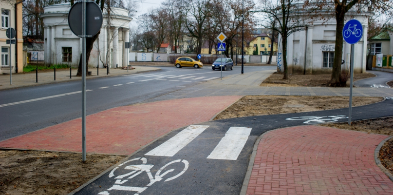 Kierowca zahaczył lusterkiem kobietę na pasach. Prowadziła dziecięcy wózek - Zdjęcie główne