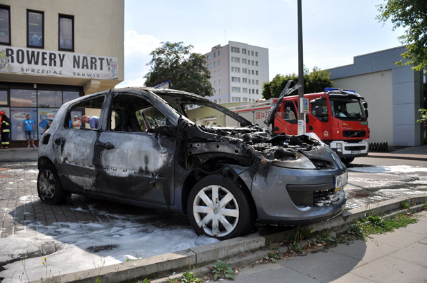 Na parkingu spalił się samochód [FOTO] - Zdjęcie główne